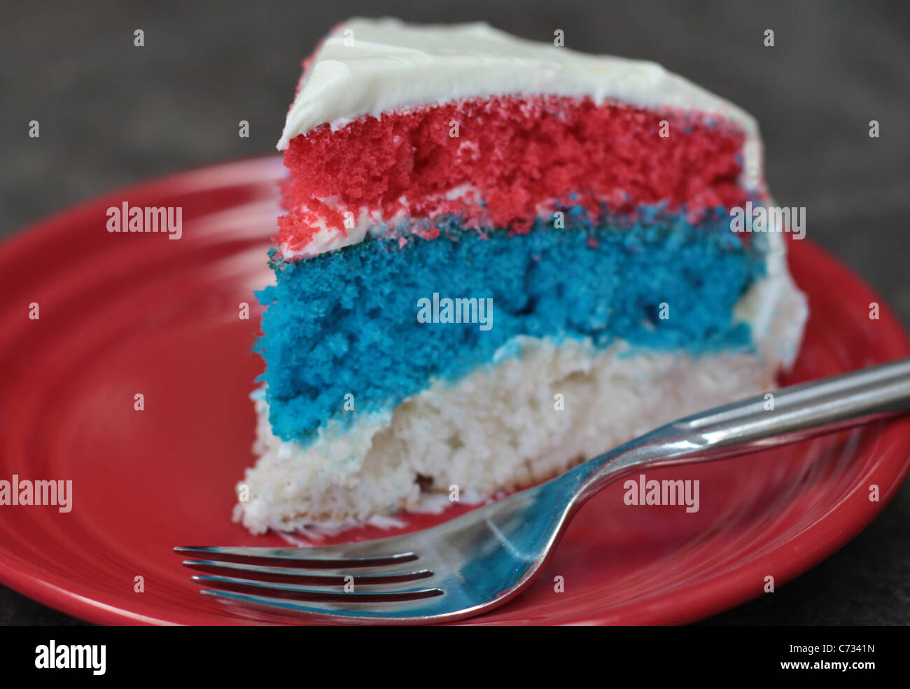 Una fetta di rosso, bianco e blu torta. Foto Stock