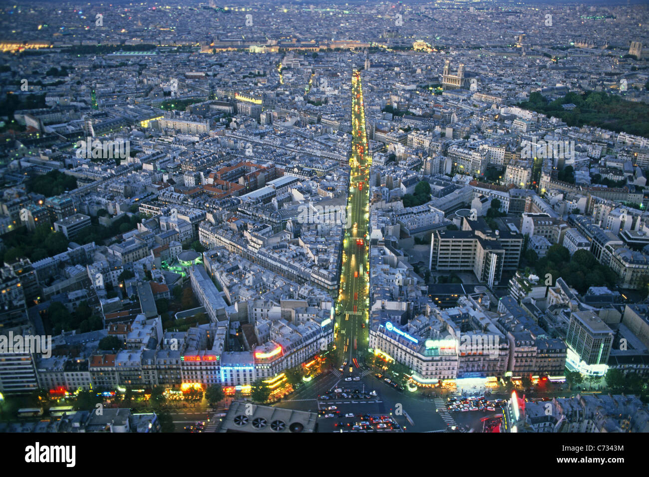 Vista dalla Tour Montparnasse su accesa Rue de Rennes, 15. Arrondissement, Parigi, Francia, Europa Foto Stock