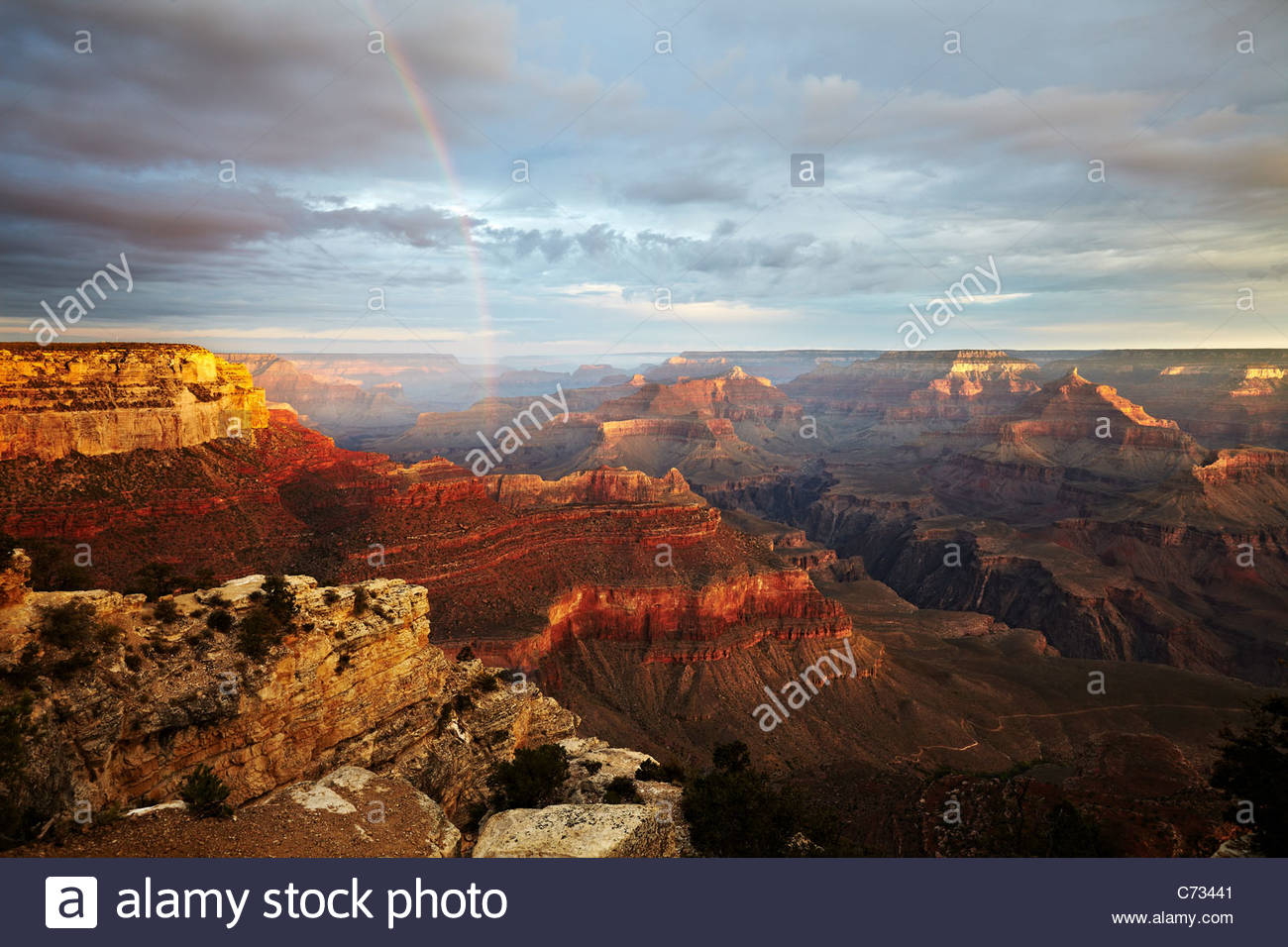 Il sorgere del sole e la luce del mattino e rainbow attraverso il Grand Canyon, Arizona, Stati Uniti d'America Foto Stock