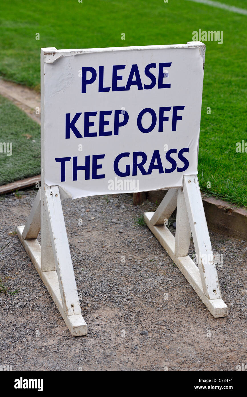 Segno, "Si prega di mantenere l'erba", Fratton Park di Portsmouth, Hampshire. Foto Stock