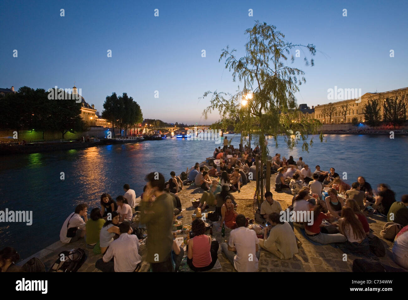 Persone rilassante sulla punta dell'Isola de la Cite in serata, Parigi, Francia, Europa Foto Stock