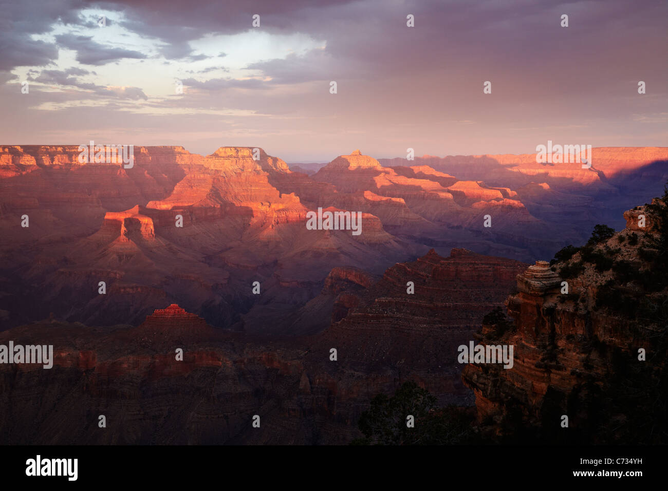 Il sole di sera attraverso il Grand Canyon, Arizona, Stati Uniti d'America Foto Stock