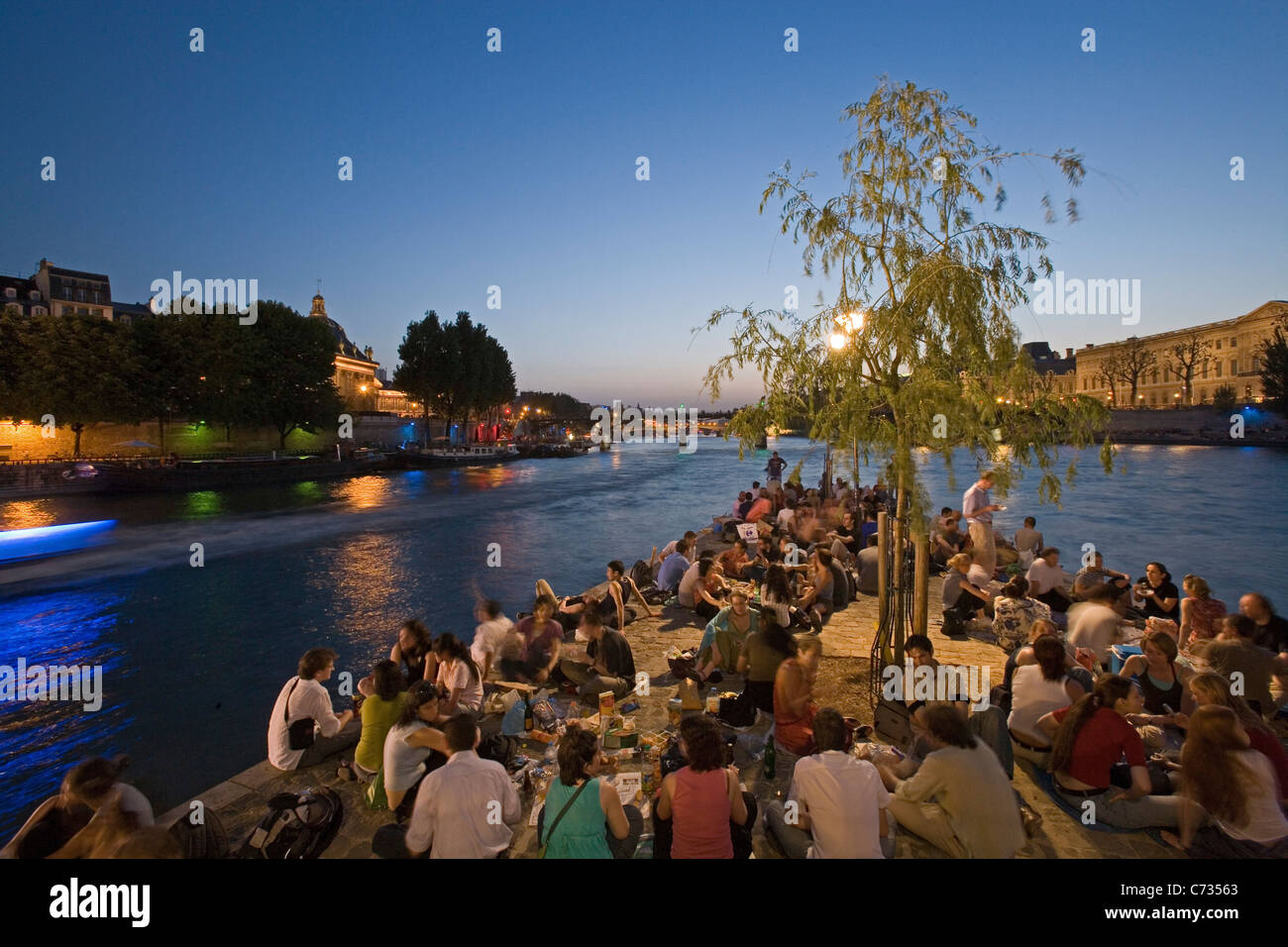 Persone rilassante sulla punta dell'Isola de la Cite in serata, Parigi, Francia, Europa Foto Stock