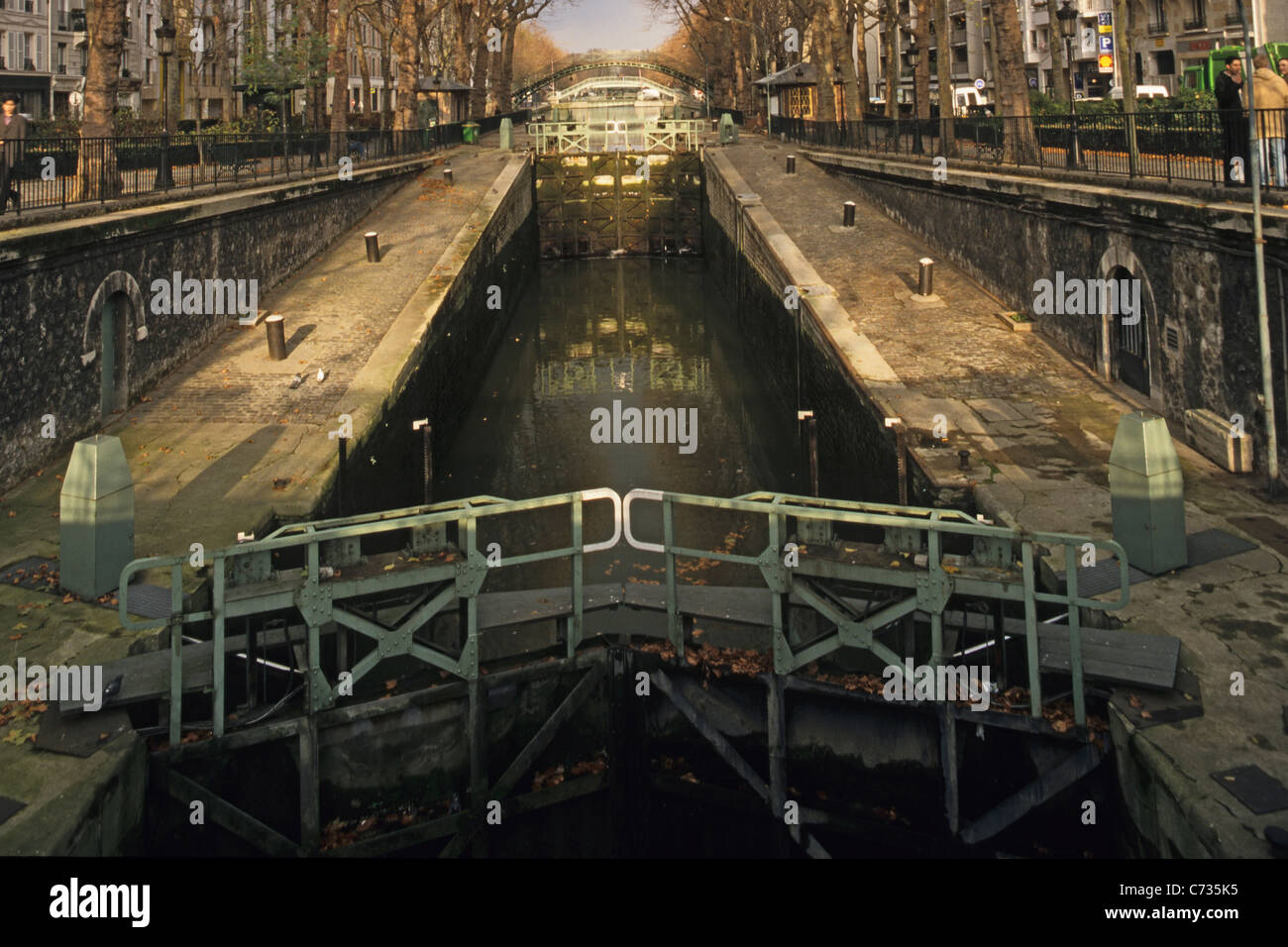 Vista sul Canal Saint Martin con serrature, 10th Arrondissement, Parigi, Francia, Europa Foto Stock