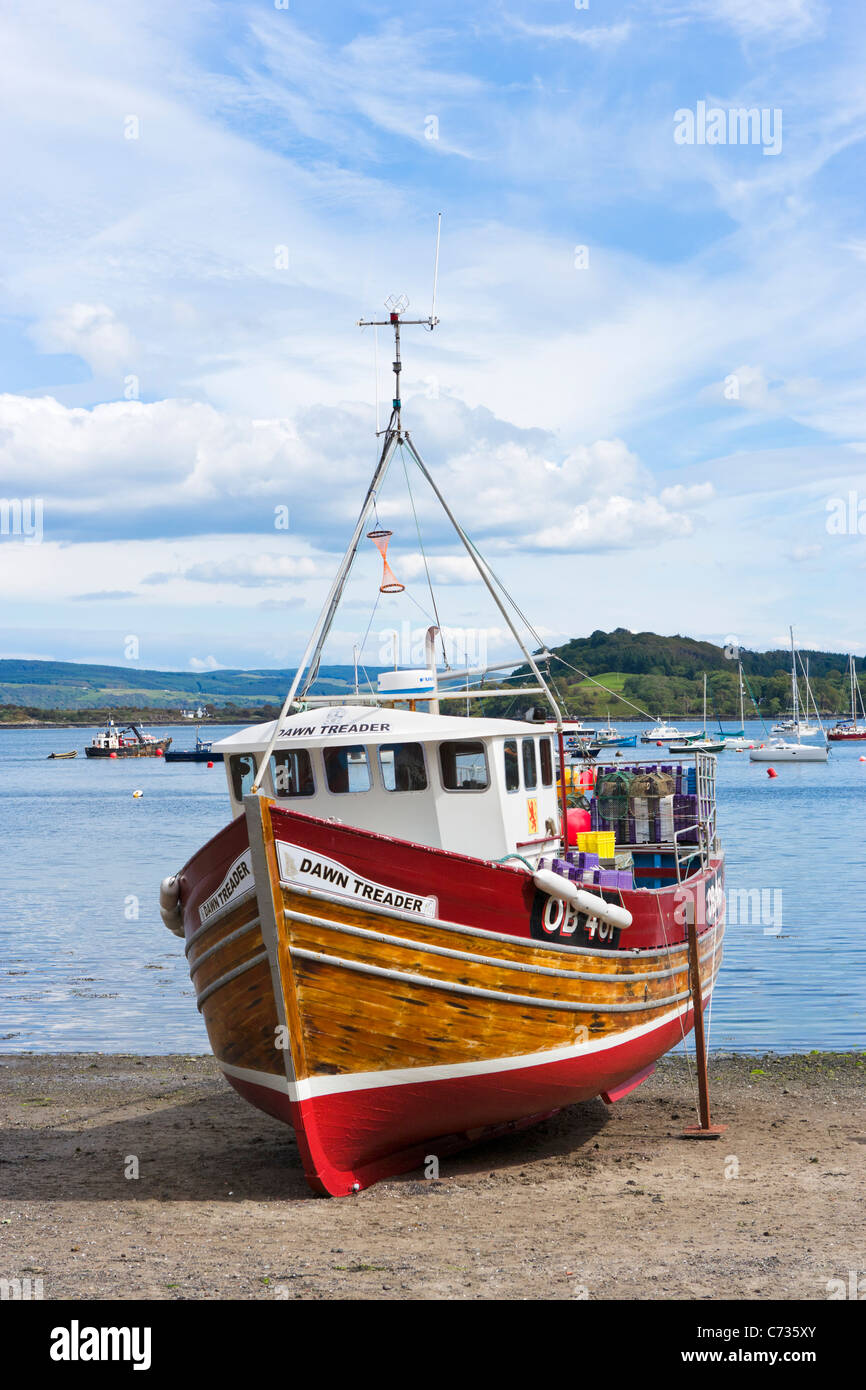 Barca da pesca con la bassa marea nel porto di pesca di Tobermory sull'Isle of Mull, Ebridi Interne, Argyll and Bute, Scotland, Regno Unito Foto Stock