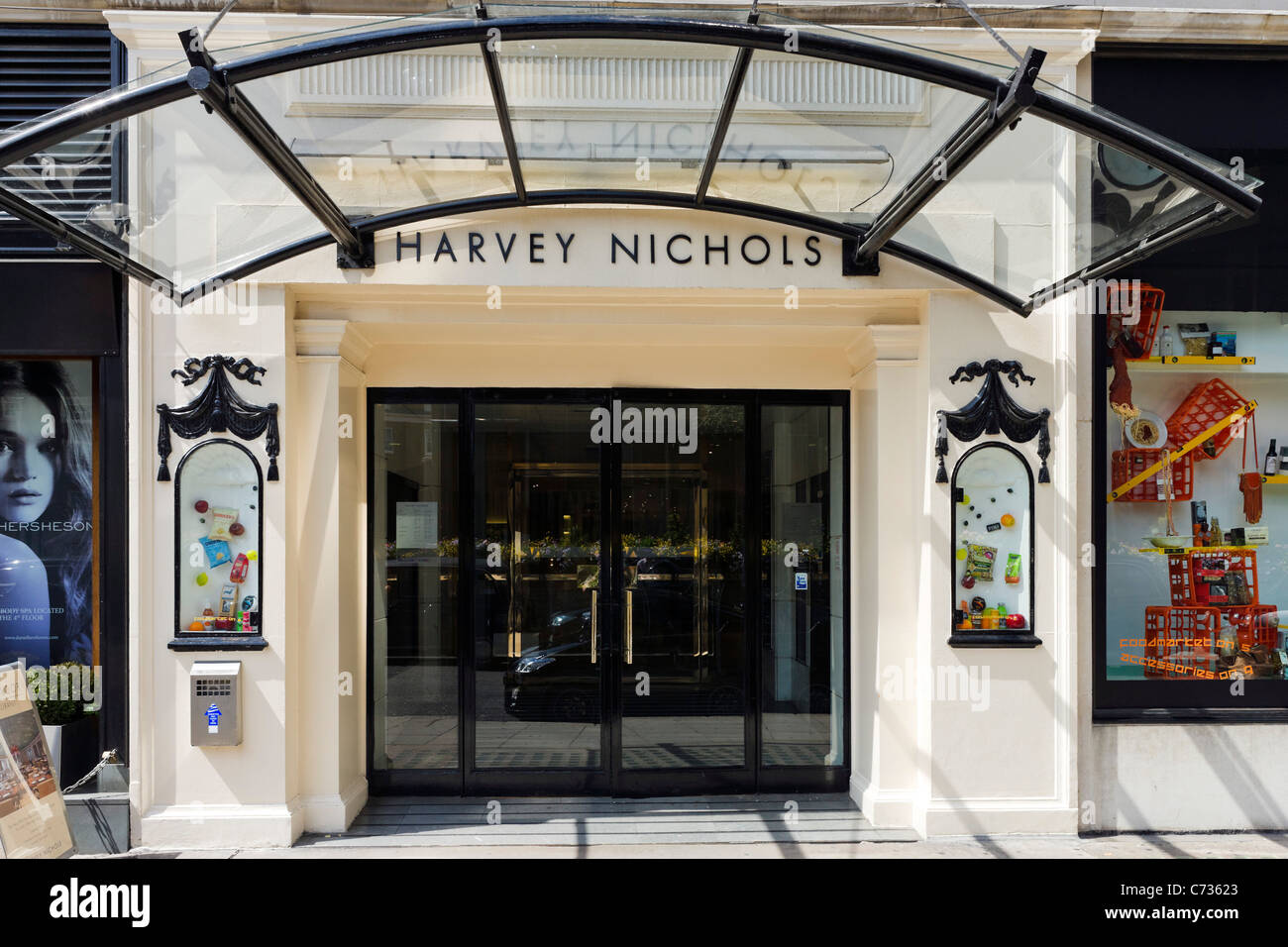 Ingresso di Harvey Nichols Department Store in Knightsbridge, Londra, Inghilterra, Regno Unito Foto Stock