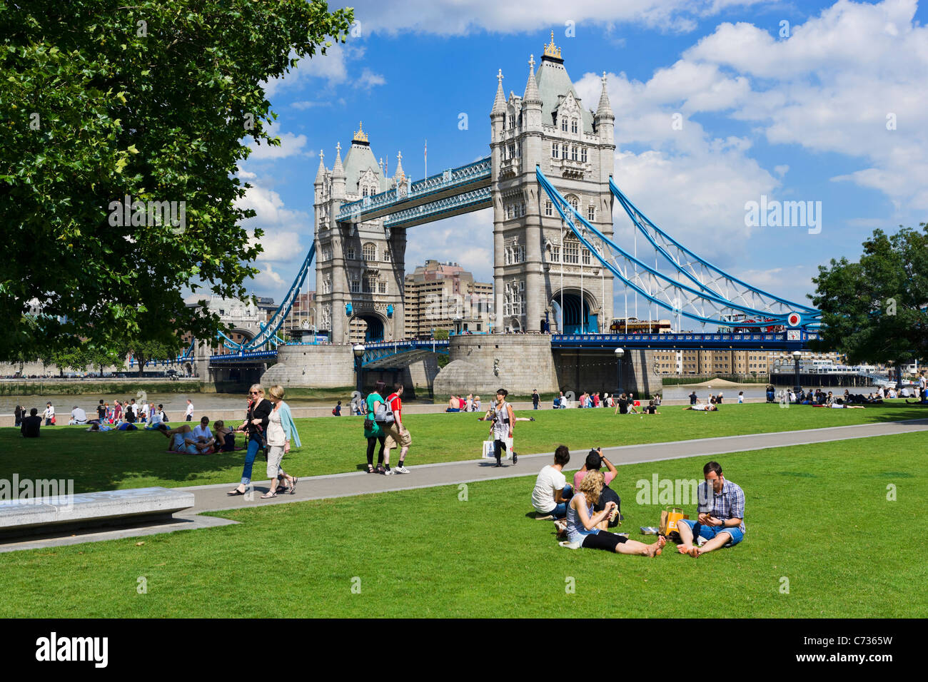 Il Tower Bridge di Londra da banca del sud del fiume Tamigi, London, England, Regno Unito Foto Stock