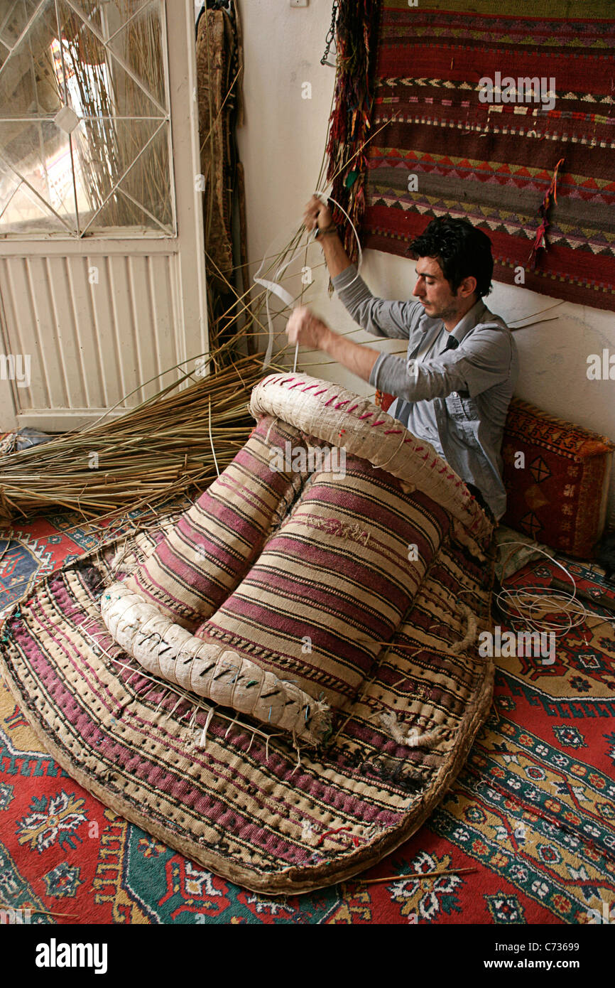 Creatore di selle tradizionali (palan) in Gerger Adiyaman, provincia sud-est della Turchia Foto Stock