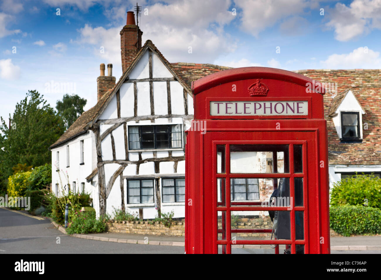Un tradizionale villaggio inglese Telefono rosso Box Foto Stock