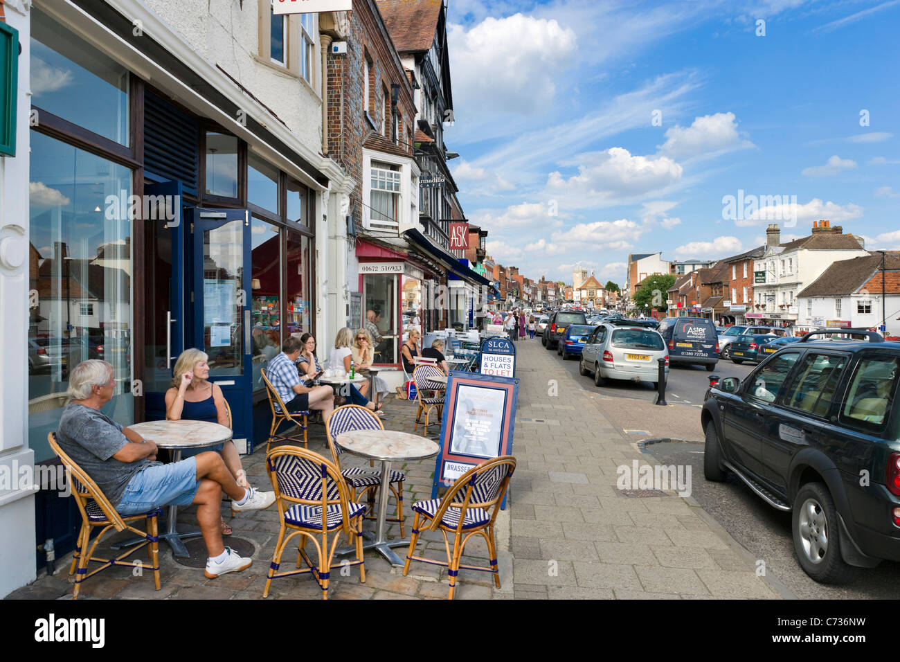 Pavement Cafe su High Street nella città mercato di Marlborough, Wiltshire, Inghilterra, Regno Unito Foto Stock