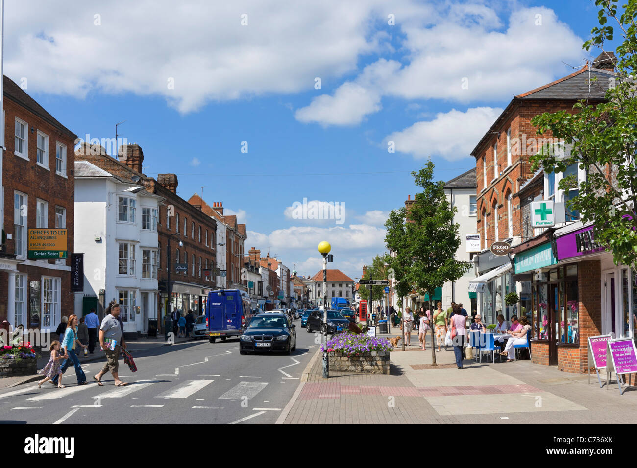Negozi e cafè sulla High Street a Marlow, Buckinghamshire, Inghilterra, Regno Unito Foto Stock