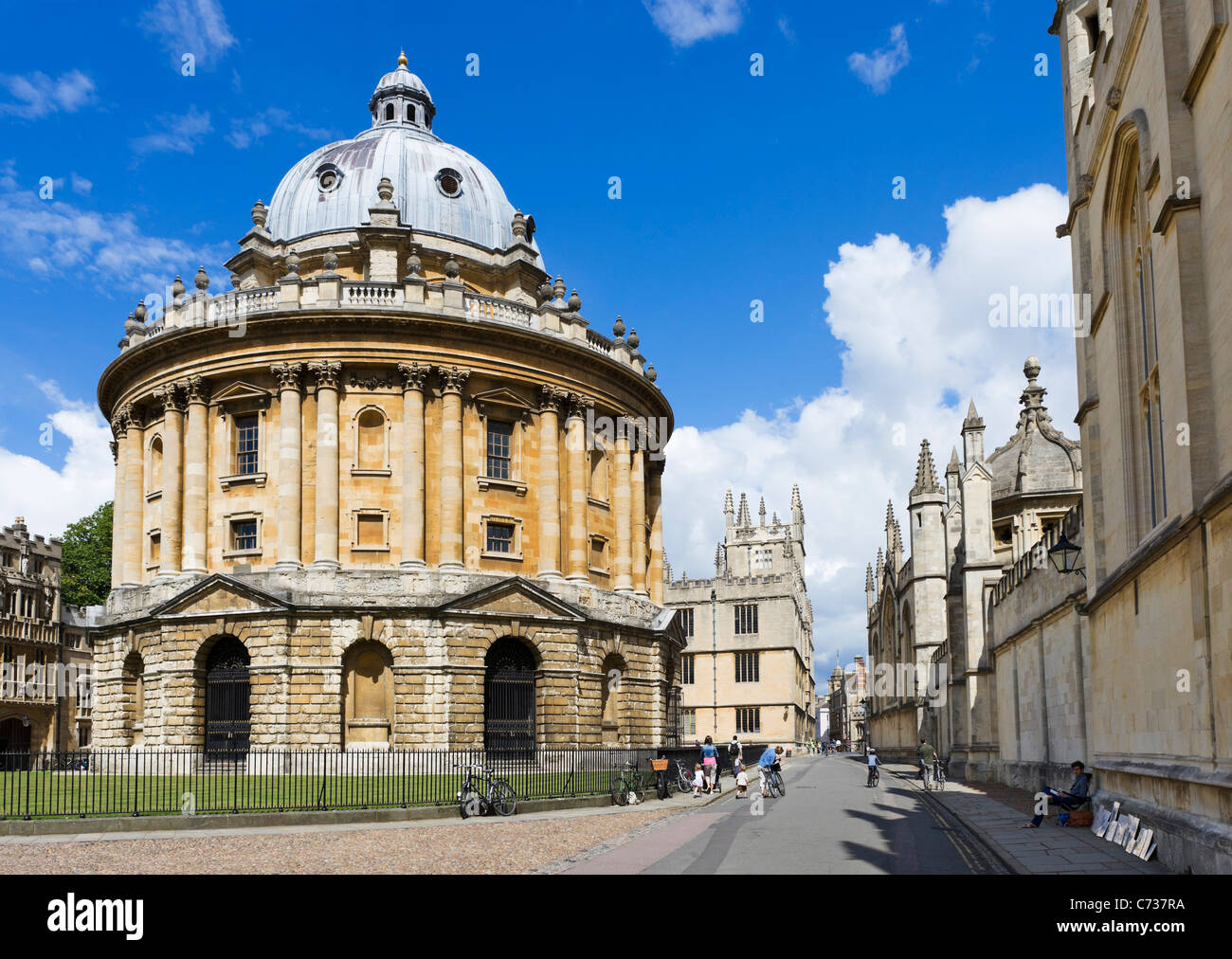 La Radcliffe Camera (home per la Radcliffe Science Library) con tutte le anime College sulla destra, Radcliffe Square, Oxford, Inghilterra Foto Stock