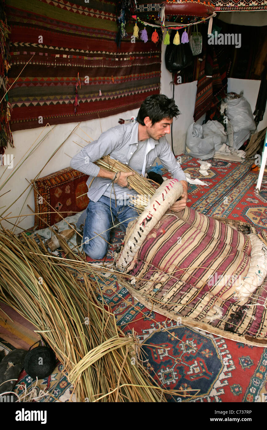 Creatore di selle tradizionali (palan) in Gerger Adiyaman, provincia sud-est della Turchia Foto Stock