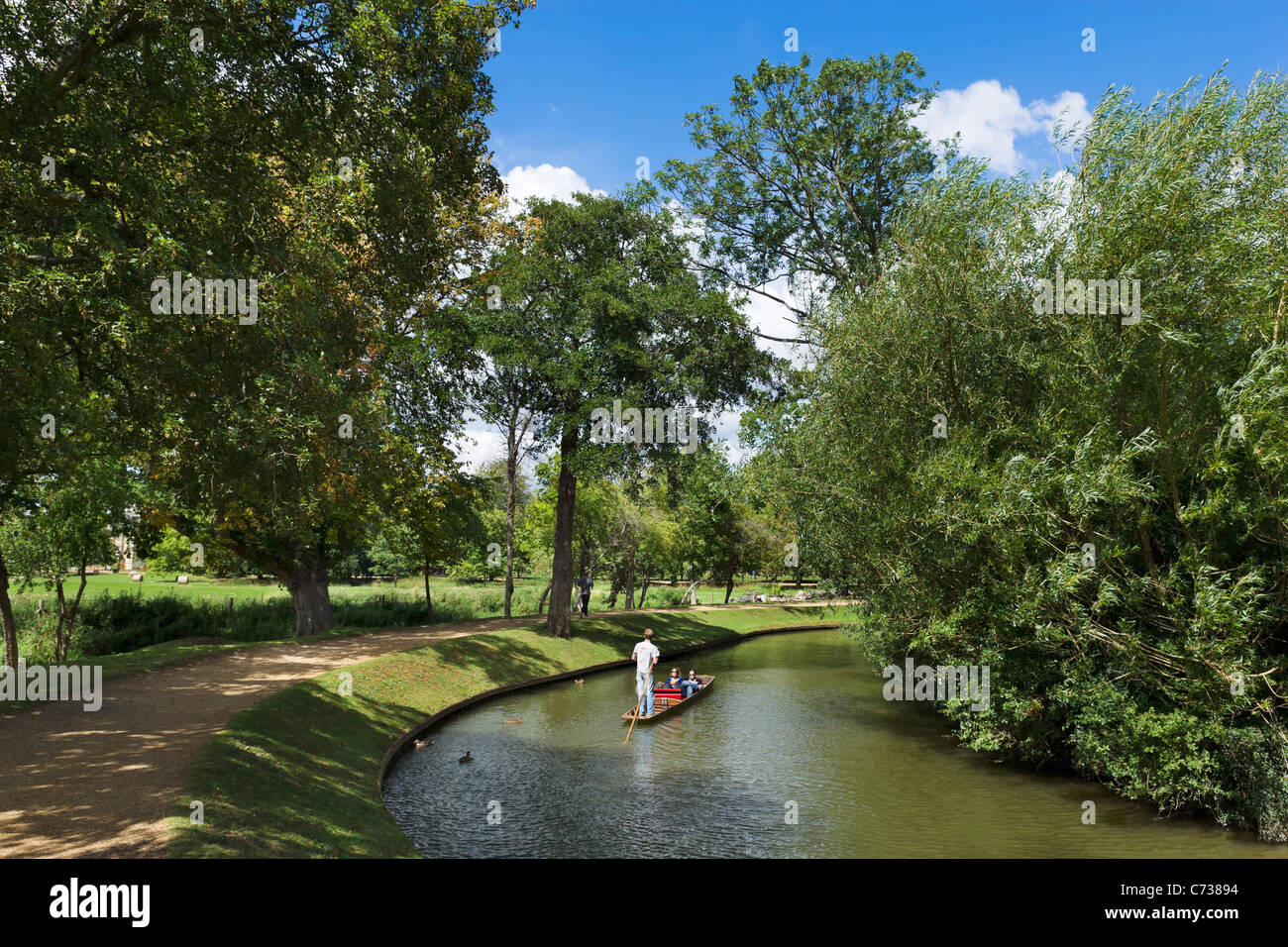 Punting sul fiume Cherwell vicino a Chiesa di Cristo Prato, Oxford, Oxfordshire, England, Regno Unito Foto Stock