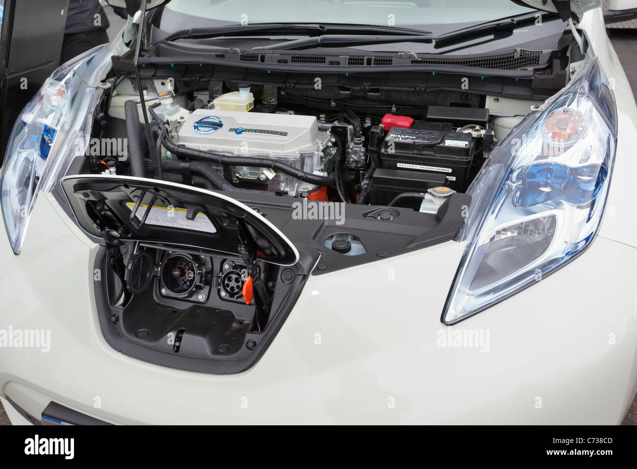Nissan Leaf punto di carica e 'Il motore' bay dettaglio. Foto Stock