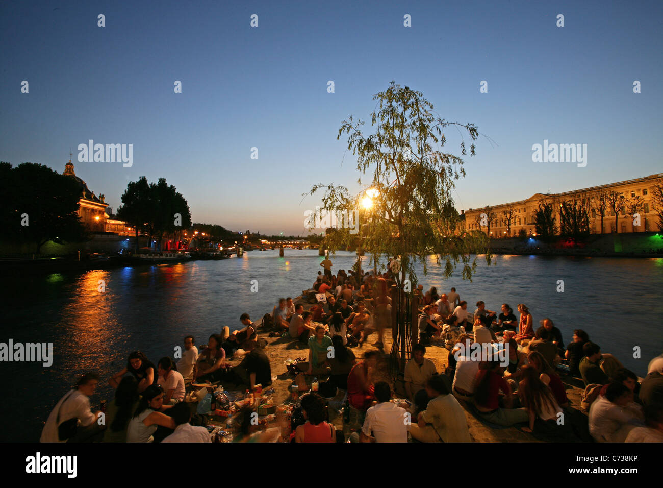 Persone rilassante sulla punta dell'Isola de la Cite in serata, Parigi, Francia, Europa Foto Stock