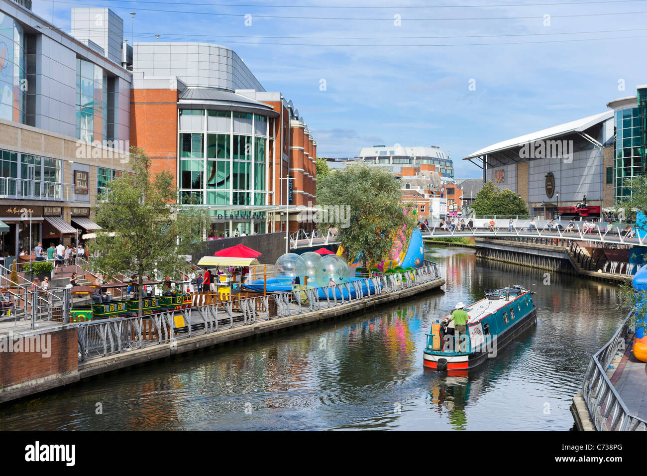 Negozi e ristoranti lungo le rive del fiume Kennet nell'Oracle Shopping Centre, Reading, Berkshire, Inghilterra, Regno Unito Foto Stock
