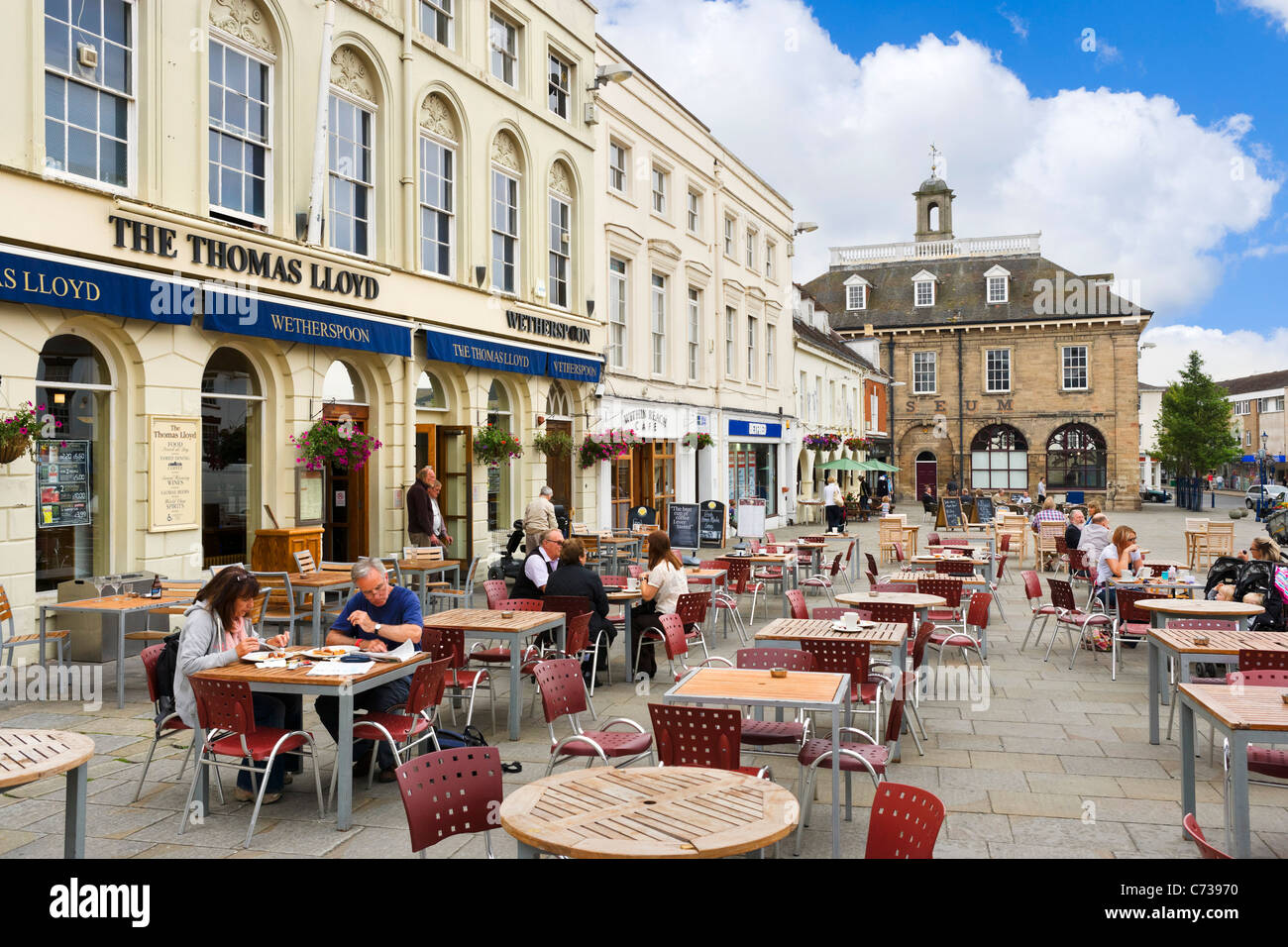 Pub e bar di fronte al Museo in Piazza del Mercato, Warwick, Warwickshire, Inghilterra, Regno Unito Foto Stock