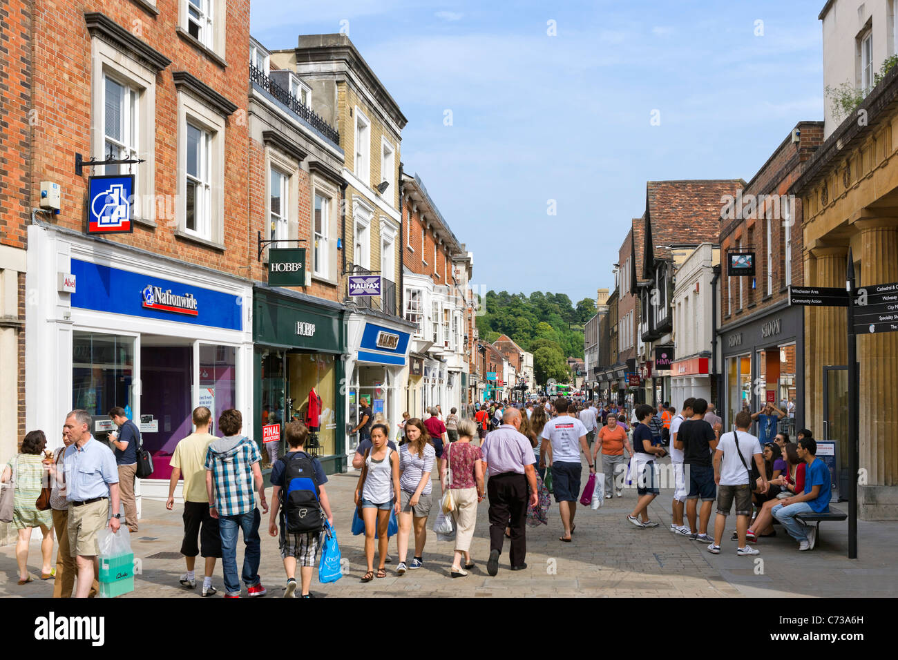 I negozi di High Street nel centro della città, a Winchester, Hampshire, Inghilterra, Regno Unito Foto Stock