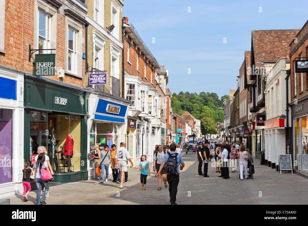 I negozi di High Street nel centro della città, a Winchester, Hampshire, Inghilterra, Regno Unito Foto Stock