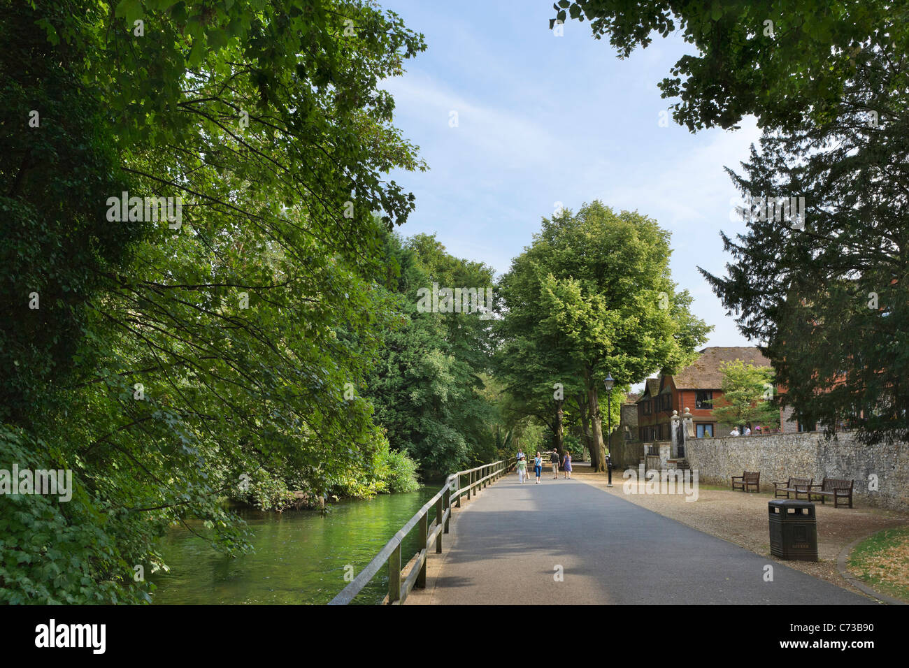 Percorso lungo le rive del fiume Itchen vicino al centro della città, a Winchester, Hampshire, Inghilterra, Regno Unito Foto Stock