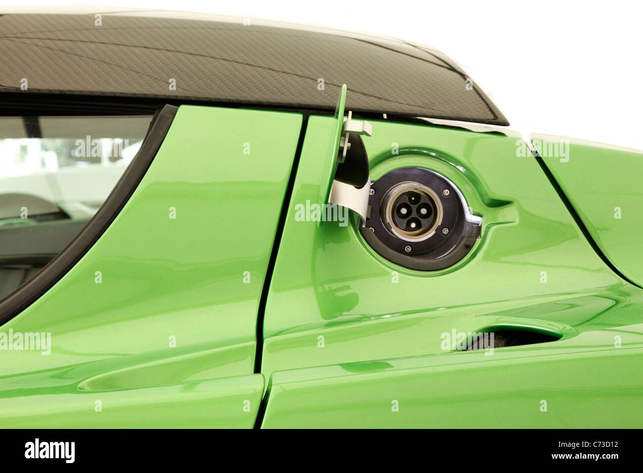 Tesla verde auto sportive punto di carica Foto Stock