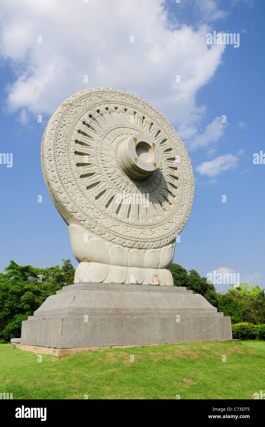 La ruota della legge o dhammacakka Foto Stock