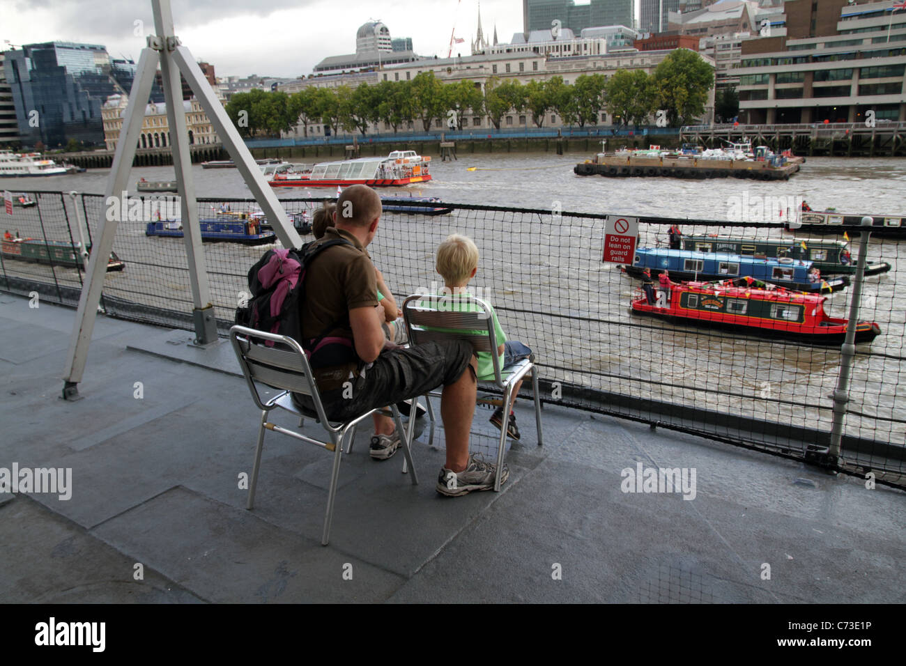 Padre e figli guardare la regata a Thames Festival 2011, London, Regno Unito Foto Stock