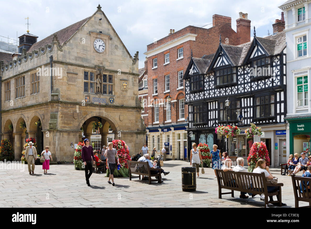 I negozi e il Mercato Vecchio Hall in piazza, Shrewsbury, Shropshire, Inghilterra, Regno Unito Foto Stock