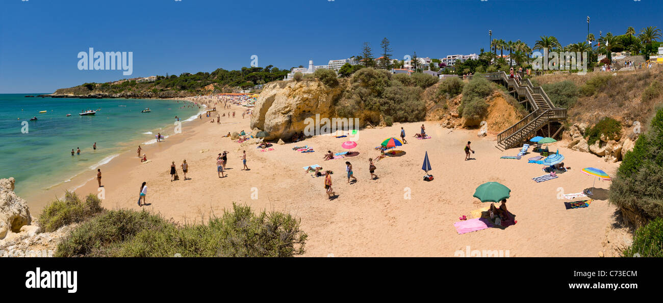 Il Portogallo, nei pressi di Albufeira Praia da Oura Beach in estate Foto Stock