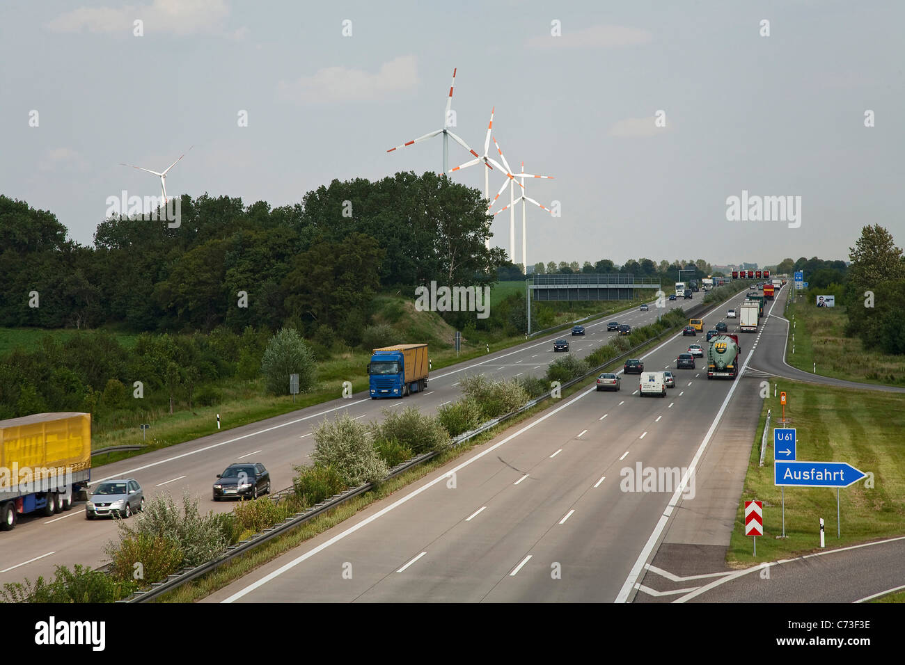 Le turbine eoliche vicino autostrada Autobahn A2, Bassa Sassonia, Germania Foto Stock