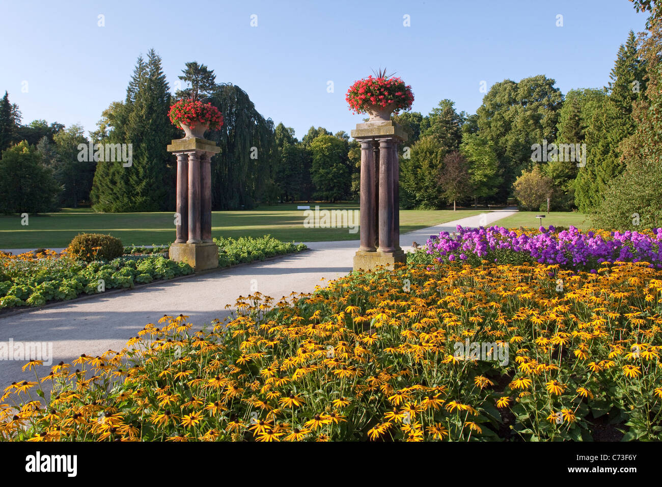 Letti di fiori nei giardini del centro termale, alberi e paesaggio parco, Bad Pyrmont, Weser Uplands, Bassa Sassonia, Germania settentrionale Foto Stock