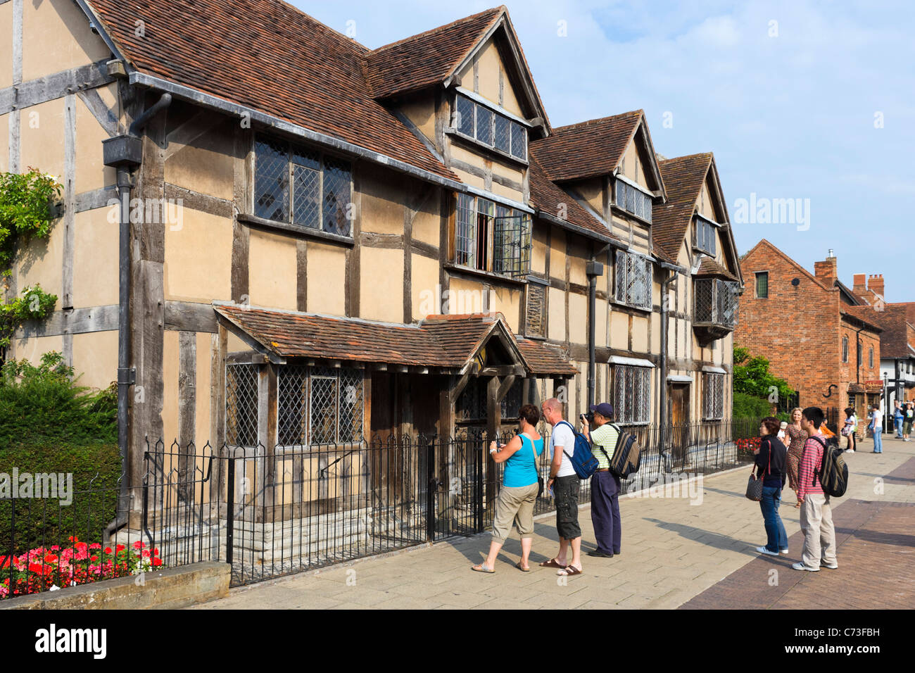 I turisti al di fuori del luogo di nascita di William Shakespeare, Henley Street, Stratford-upon-Avon, Warwickshire, Inghilterra, Regno Unito Foto Stock