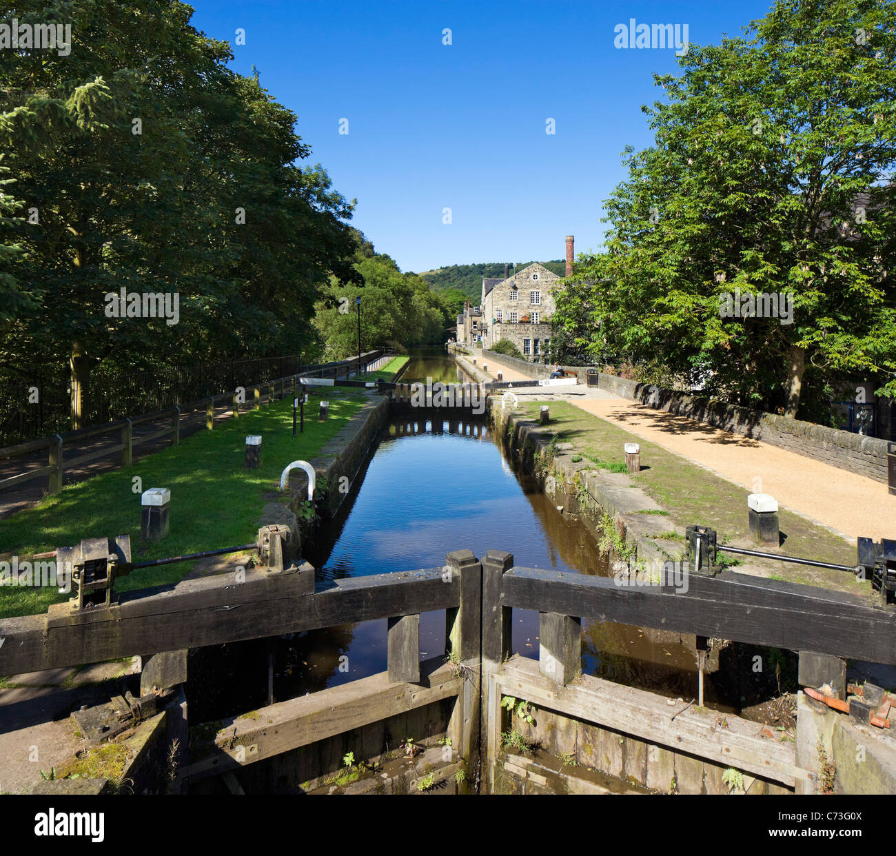 Bloccare i cancelli in Rochdale Canal, Hebden Bridge, Calder Valley, West Yorkshire, Inghilterra, Regno Unito Foto Stock
