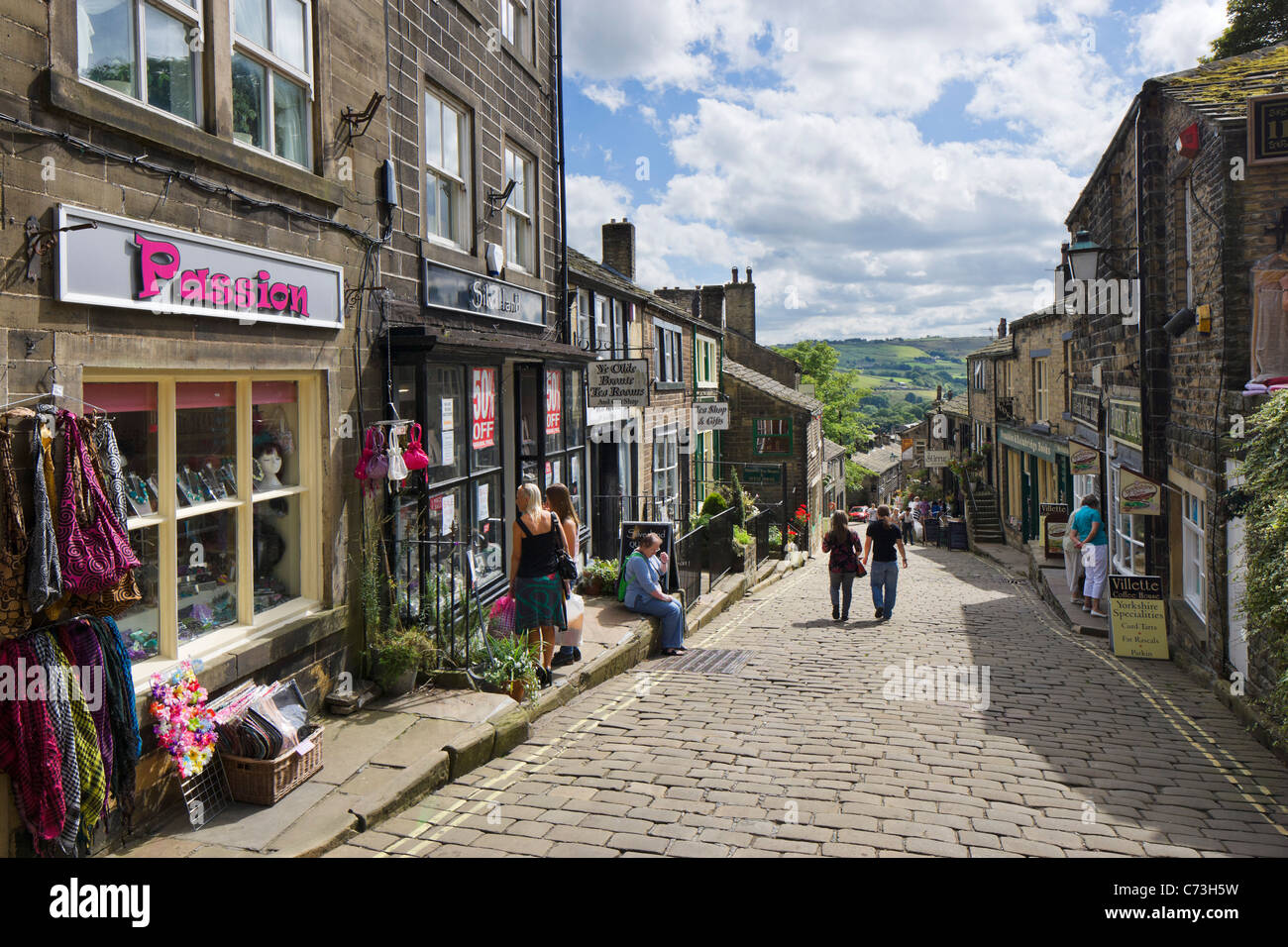 La strada principale del villaggio di Haworth, West Yorkshire, Inghilterra, Regno Unito Foto Stock