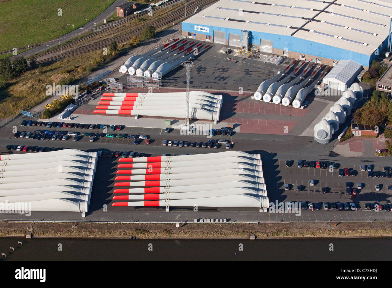 Foto aerea di pale di rotore immagazzinato ad una produzione di energia eolica di storage aziendale di windturbines Emden Bassa Sassonia germe del nord Foto Stock