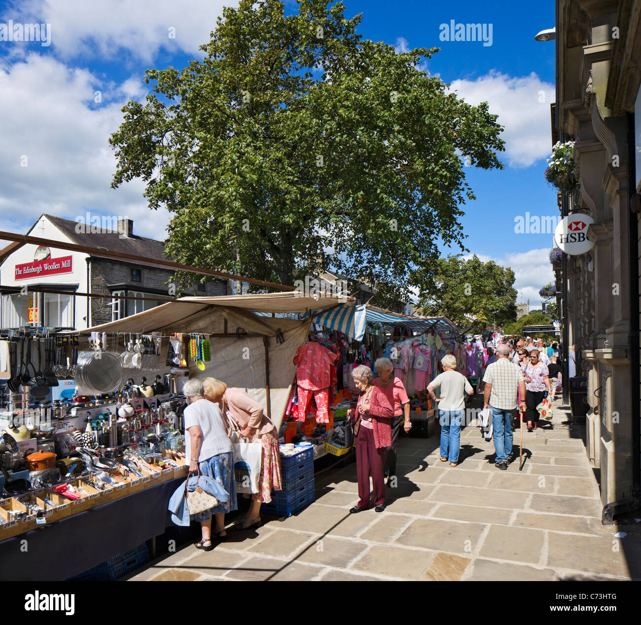 Le bancarelle del mercato sulla High Street a Skipton, North Yorkshire, Inghilterra, Regno Unito Foto Stock
