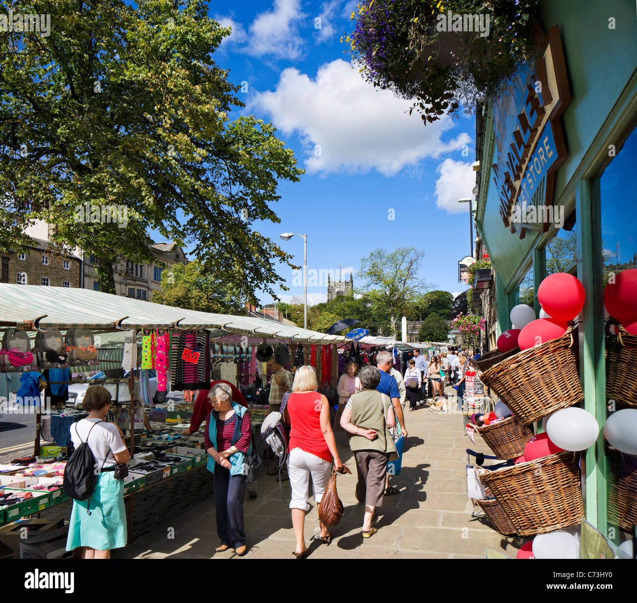 Le bancarelle del mercato sulla High Street a Skipton, North Yorkshire, Inghilterra, Regno Unito Foto Stock