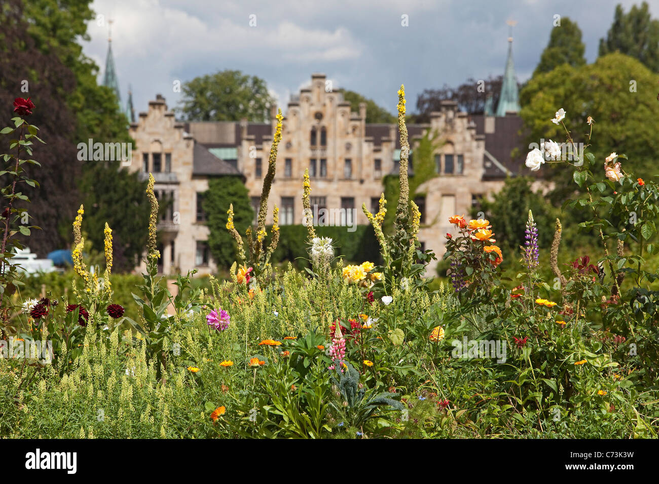 Vista attraverso il giardino verso il castello di Ippenburg, Bad Essen, Bassa Sassonia, Germania Foto Stock