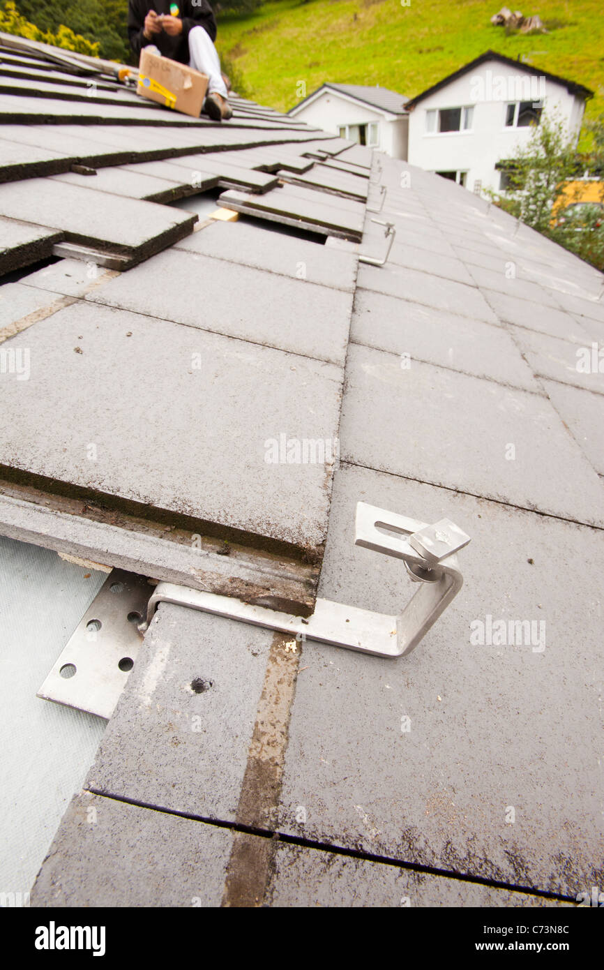 Un tetto essendo preparato per montare i pannelli solari, Ambleside, Regno Unito. Foto Stock