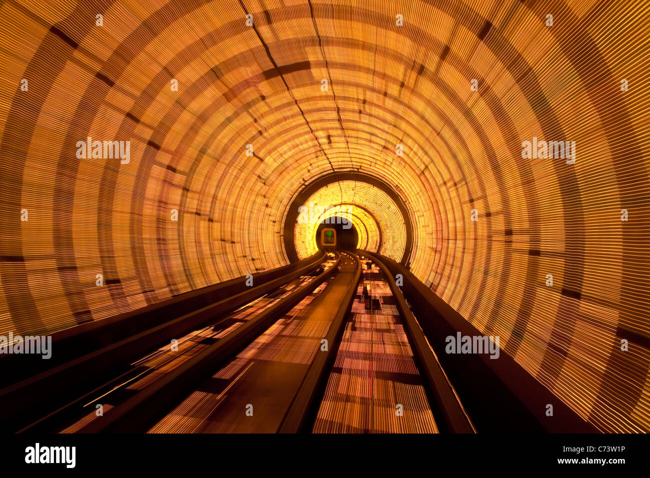 Moto sfocata sentieri di luce in un tunnel ferroviario sotto il Huangpu tiver collegando il Bund di Pudong, Shanghai, Cina Foto Stock