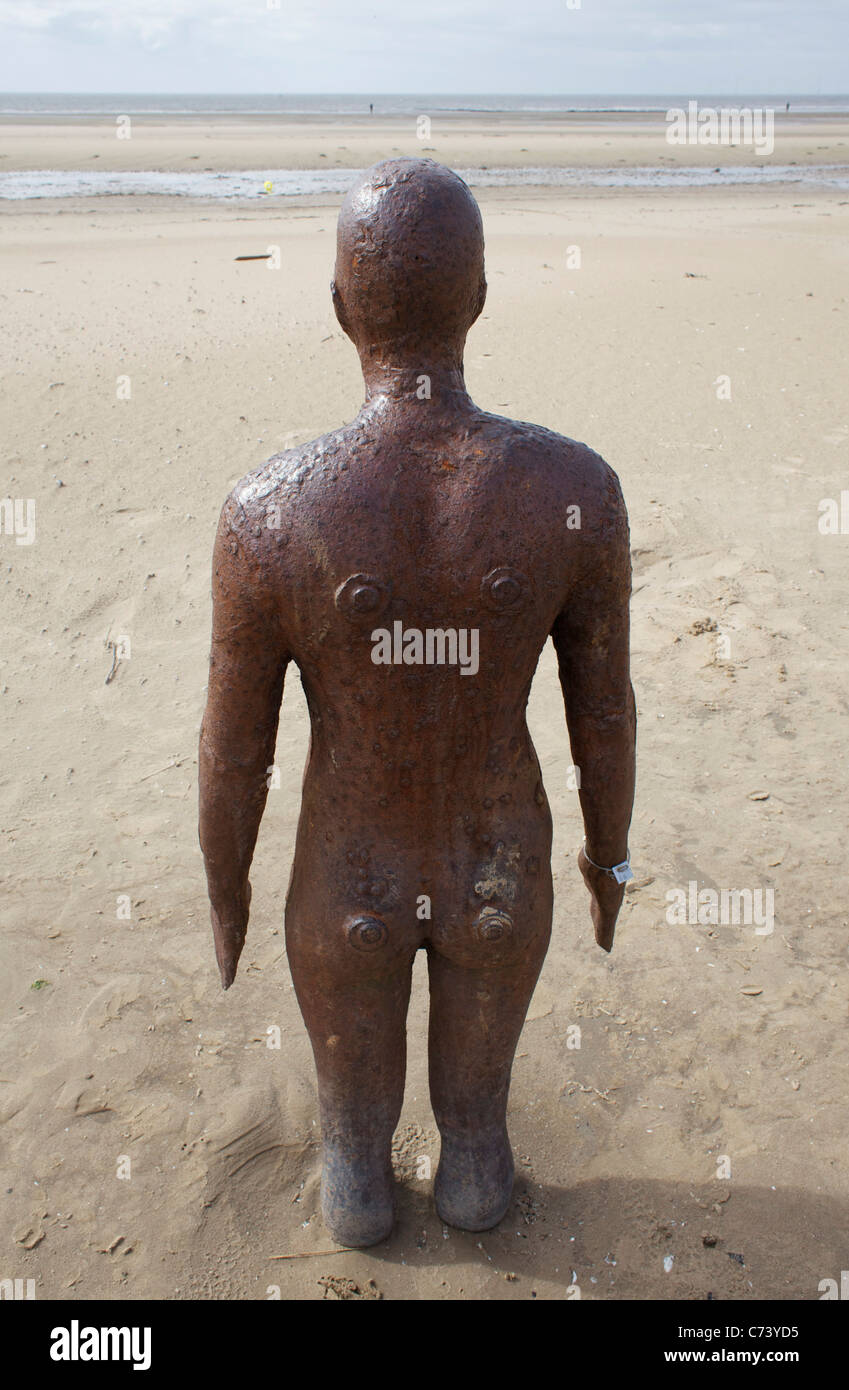 Antony Gormley iron man statua in altro luogo, Crosby, Regno Unito Foto Stock