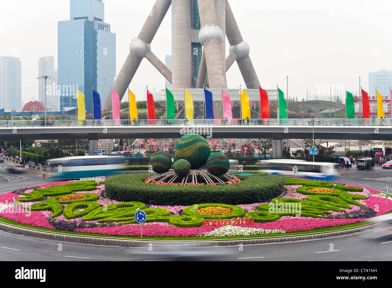 Siepi sferica in isola centrale della rotonda, Century Avenue, Pudong, Shanghai, Cina Foto Stock
