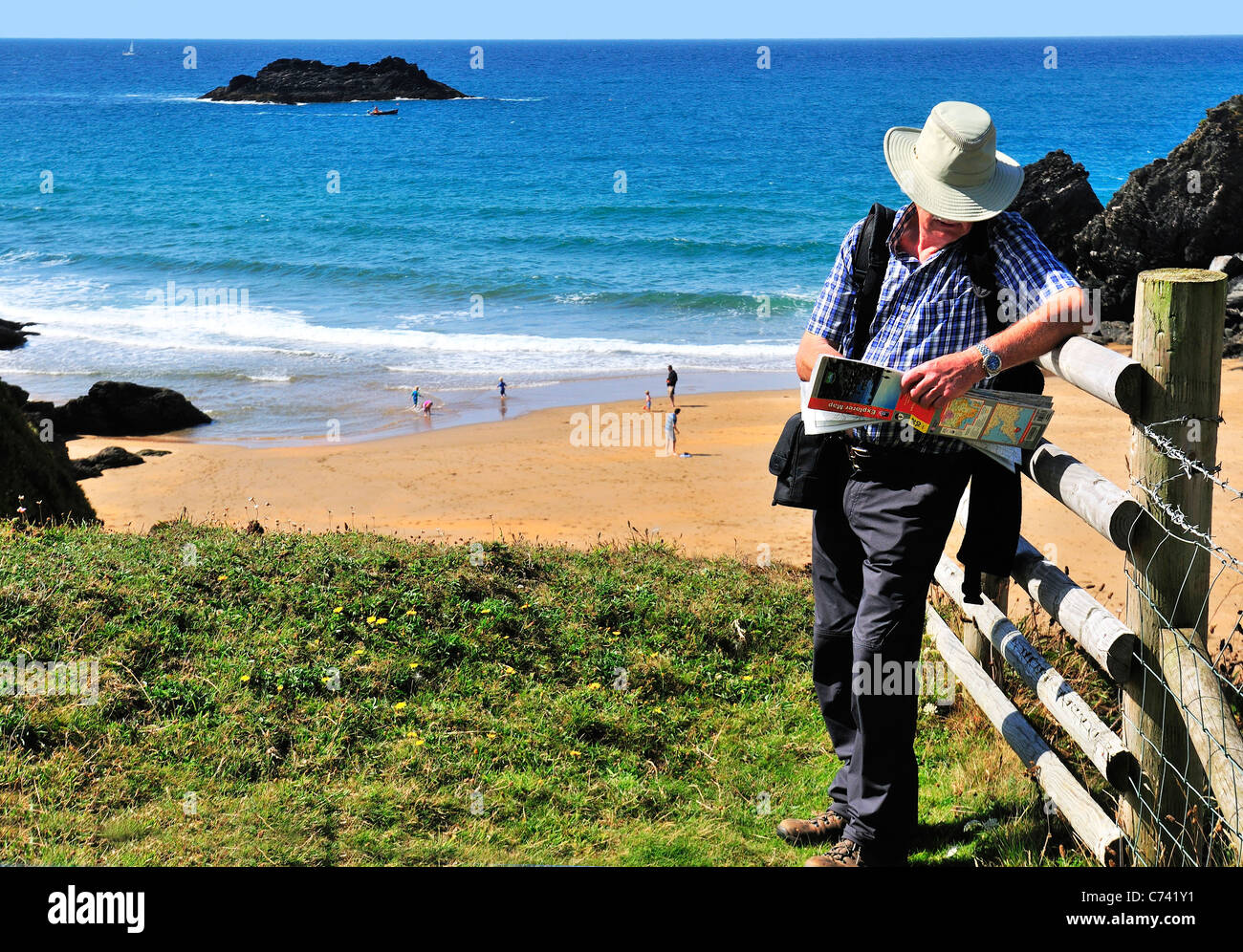 Uomo escursionista guardando la mappa del percorso sulla costa sud-occidentale a Soar Cove vicino a Salcombe, Devon, Inghilterra, Regno Unito Foto Stock