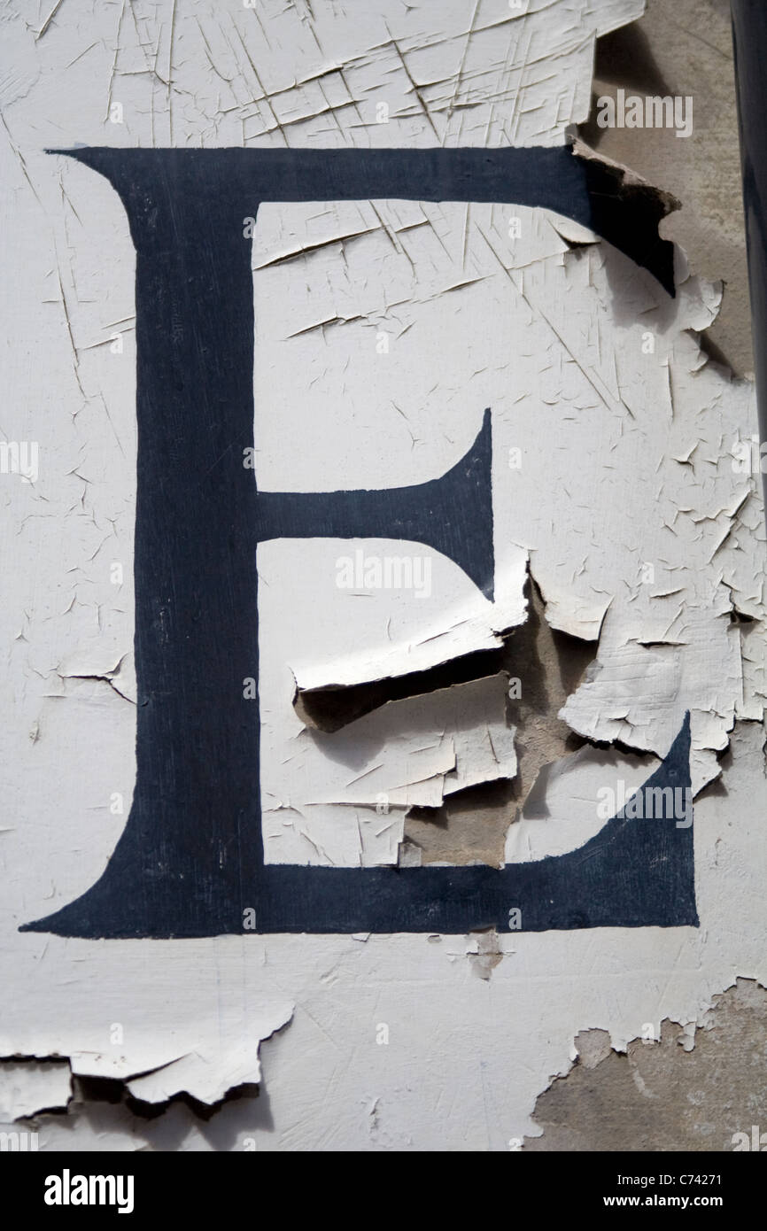Una lettera trovata, parte di un intero alfabeto. Si prega di vedere il mio portafoglio per la serie completa. Foto Stock