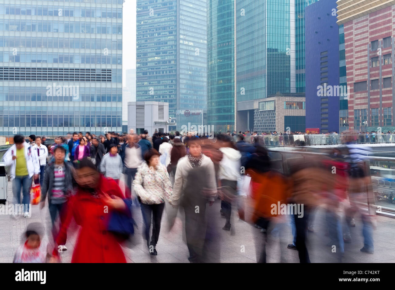 Persone su una passerella elevata, Century Avenue, Pudong, Shanghai, Cina Foto Stock