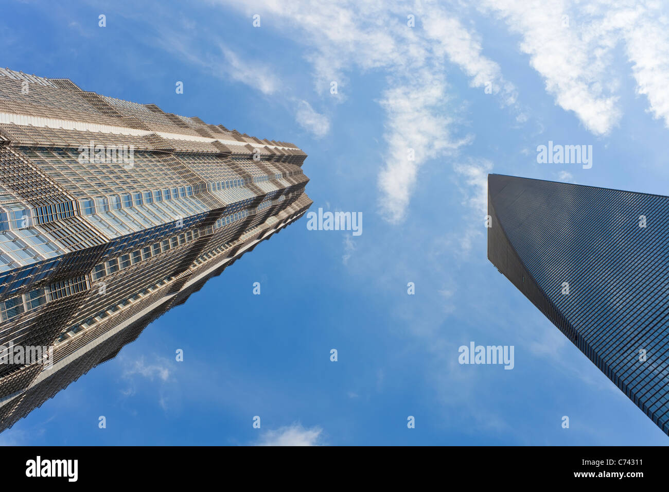 Basso angolo vista dei grattacieli moderni nella zona commerciale di Pudong, Shanghai, Cina Foto Stock