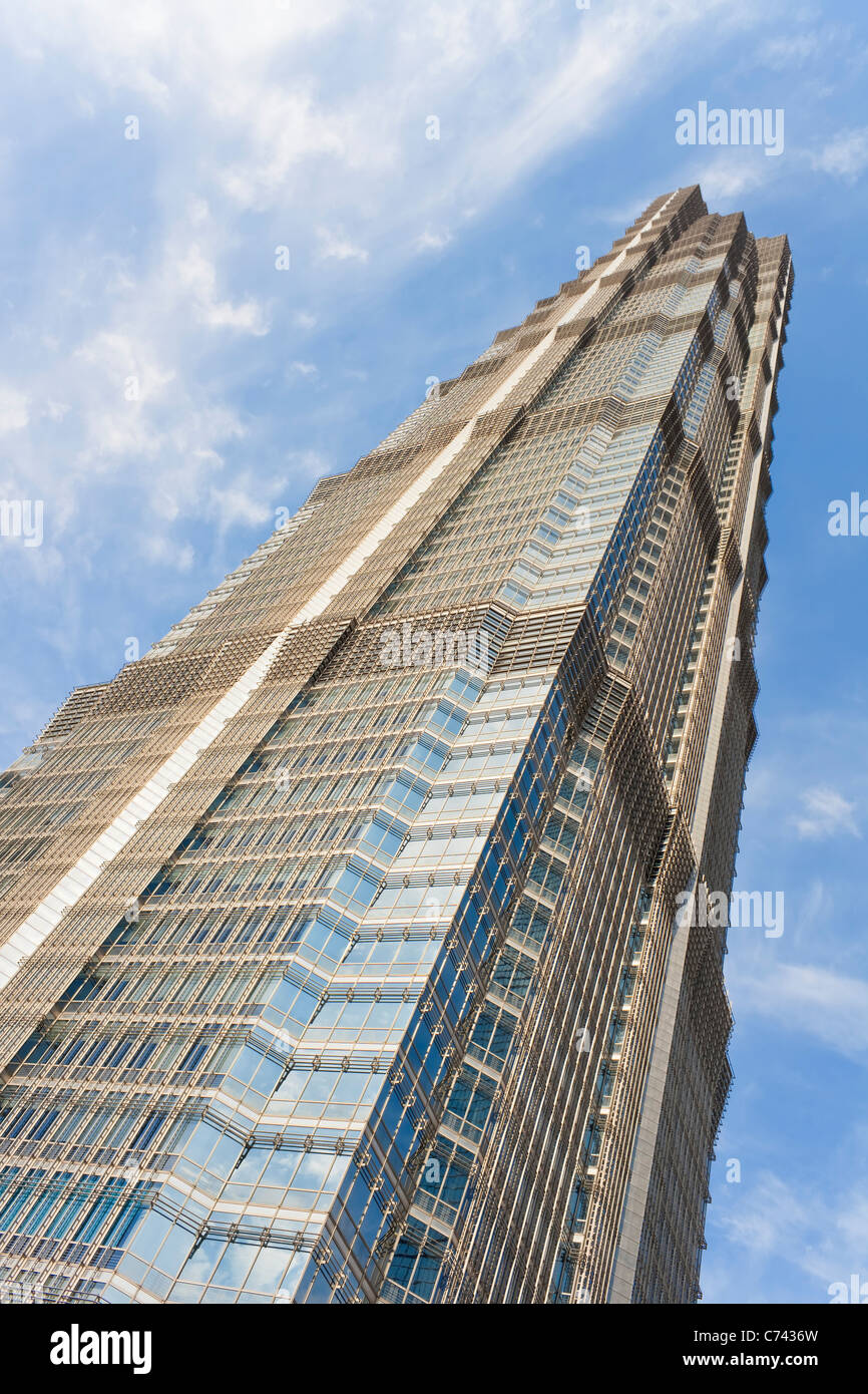 Basso angolo vista dei grattacieli moderni nella zona commerciale di Pudong, Shanghai, Cina Foto Stock
