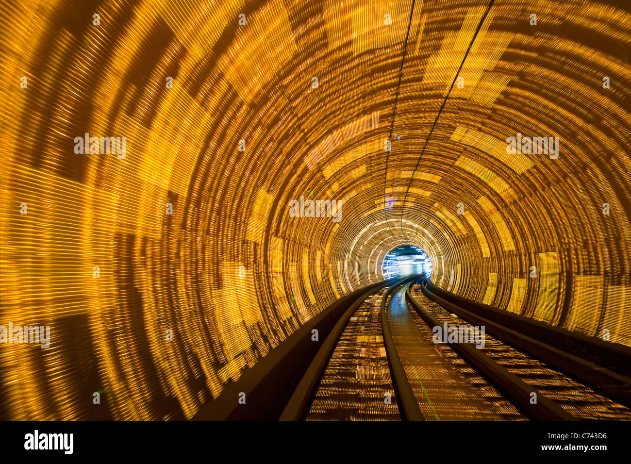 Moto sfocata sentieri di luce in un tunnel ferroviario sotto il Huangpu tiver collegando il Bund di Pudong, Shanghai, Cina Foto Stock