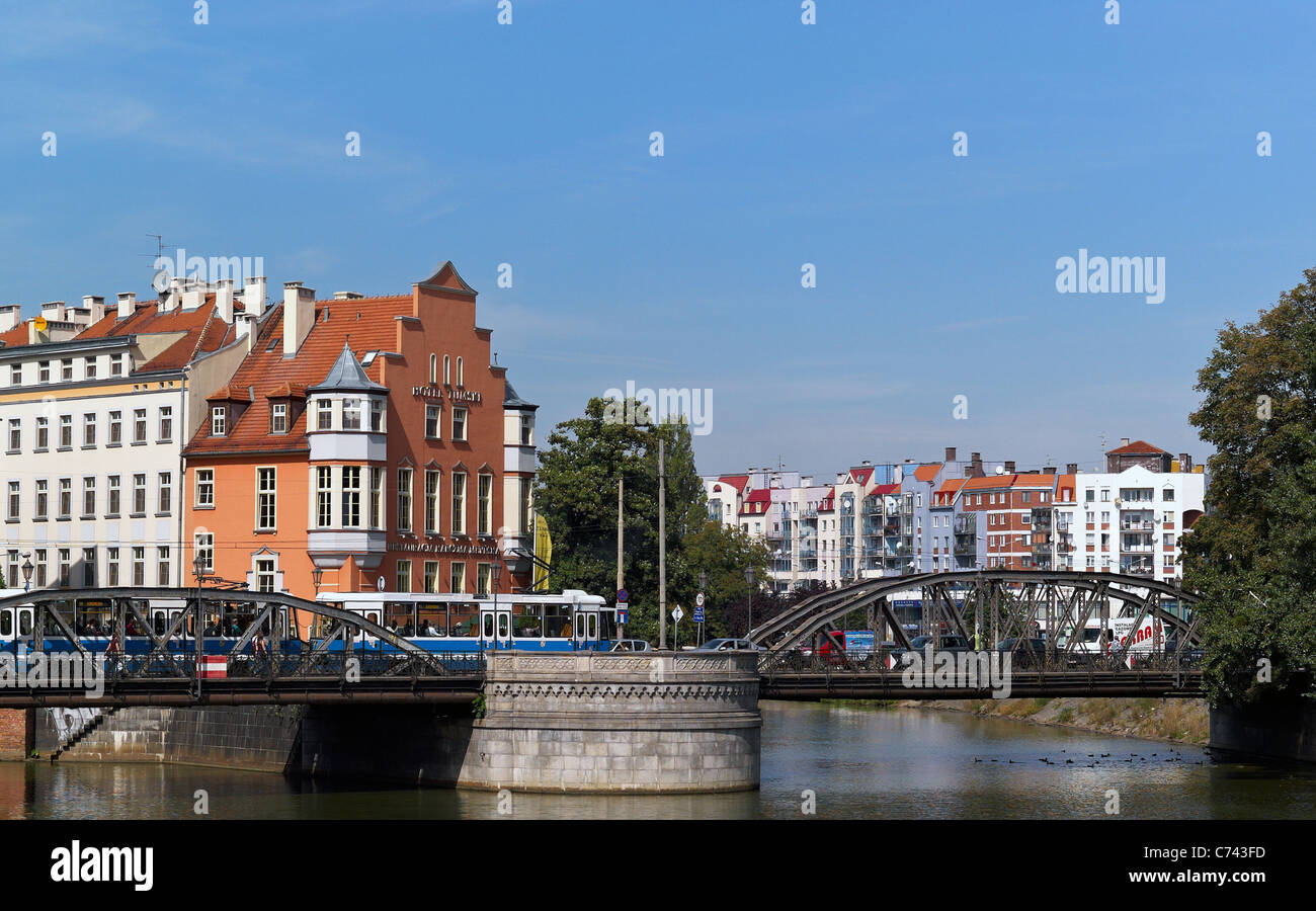 Vista su Hotel Tumski Mlynski Bridge e l'Oder Wroclaw Polonia Foto Stock